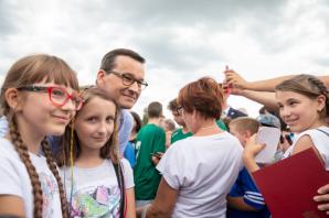 [VIDEO] Premier w Truskolasach: Inicjujemy budowę boiska, które będzie służyło dzieciom i młodzieży