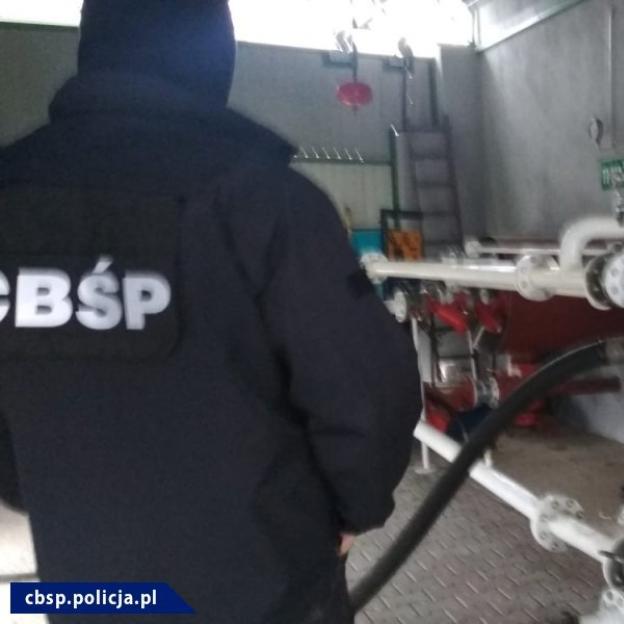 [VIDEO] Do stacji LPG trafiał tańszy gaz grzewczy zamiast napędowego – zatrzymano 11 osób