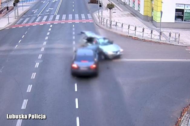[VIDEO] Niebezpieczny wypadek uchwyciła kamera monitoringu. Zawsze zatrzymuj się na czerwonym świetle!