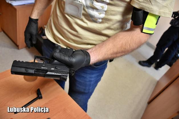 [VIDEO] Nie ma zgody dla bandytów na drodze. Poważne zarzuty dla 33-latka, który groził przedmiotem przypominającym broń prawidłowo jadącemu kierowcy